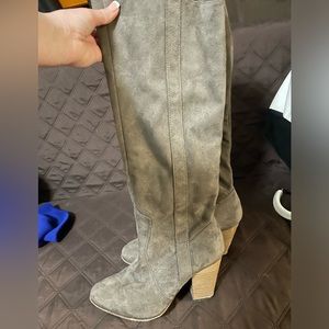 Women’s Knee high boots. Great condition. Only worn  few times